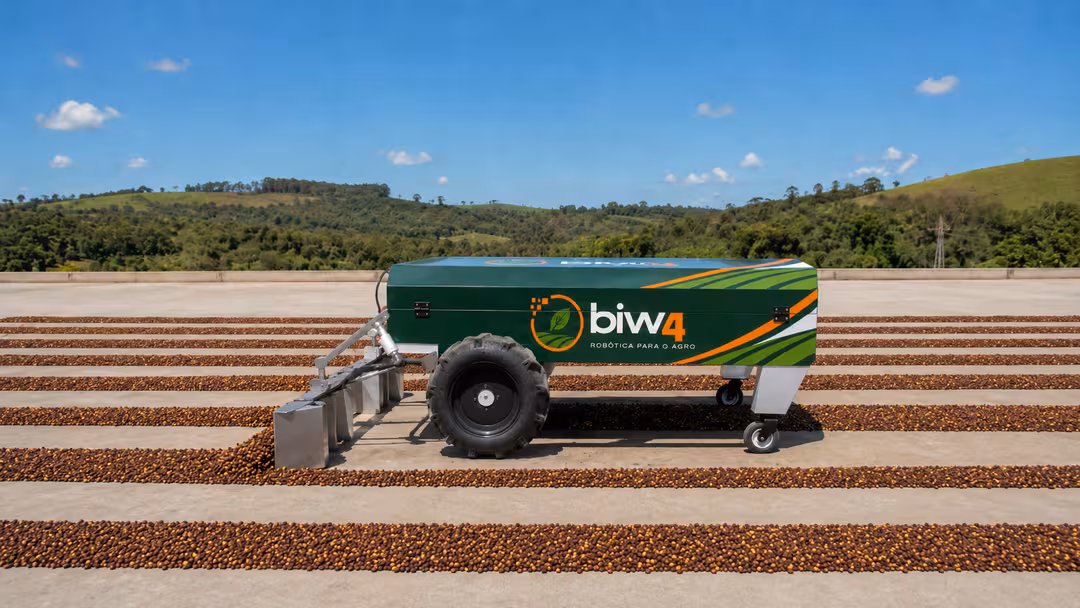 Robô biw4agro percorrendo o terreiro em fileiras
